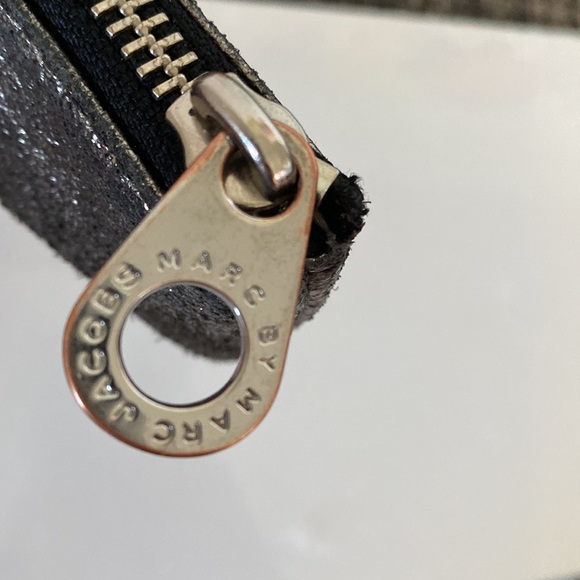 Pre-loved Marc by Marc Jacobs Metalic Siver Leather Purse - Picture 8 of 15